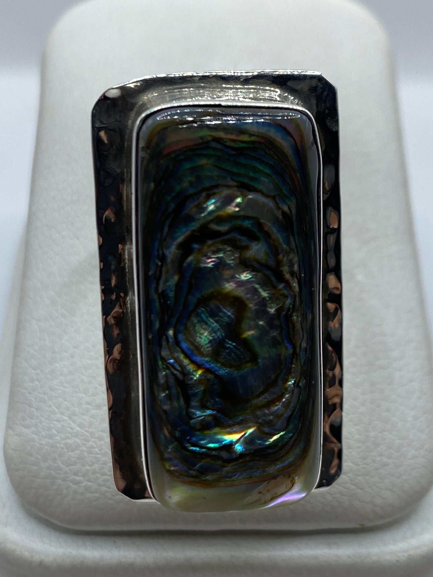 Anillo de plata .925 ajustable con piedra engastada a mano en forma rectangular