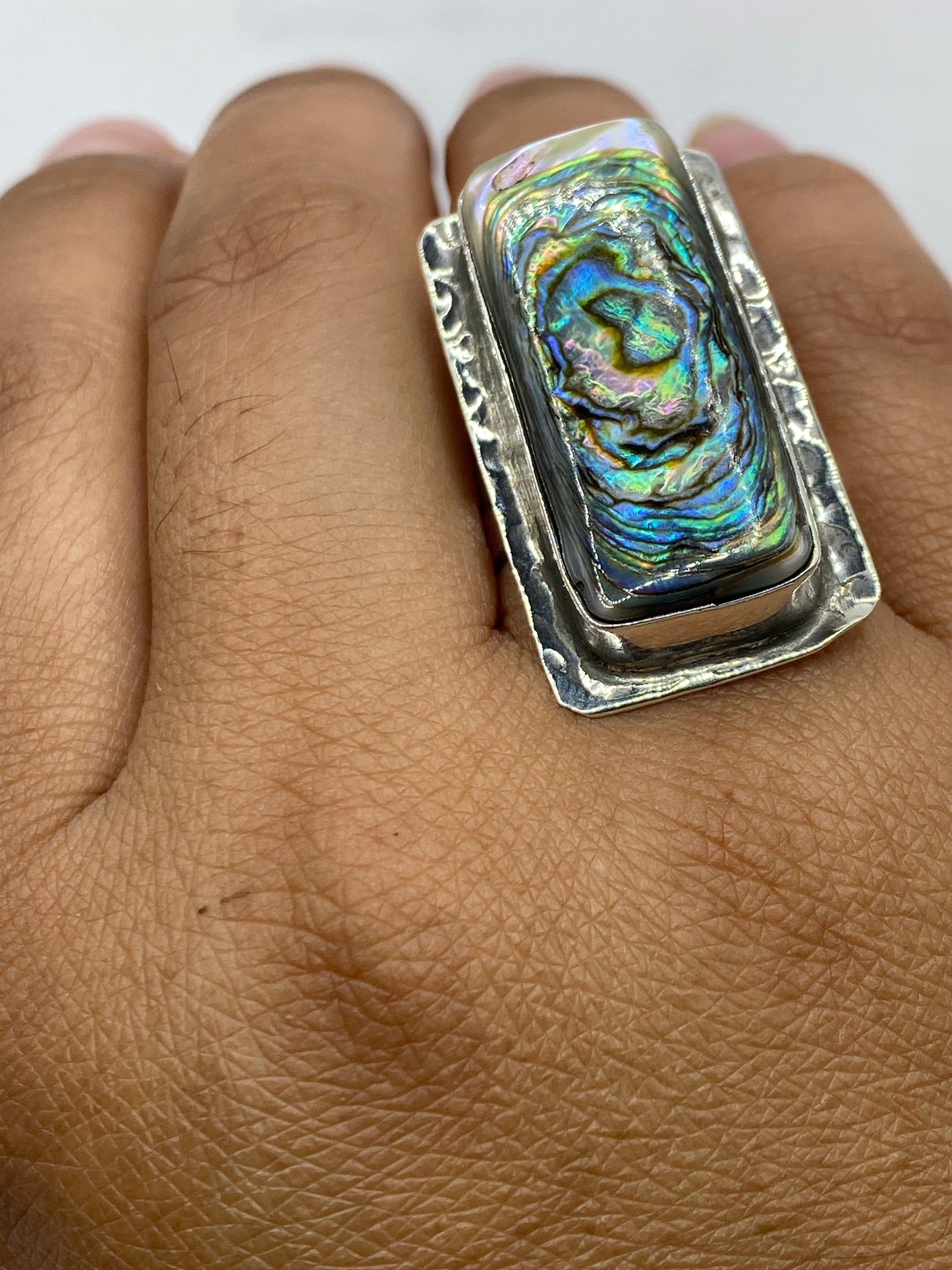 Anillo ajustable sobre fondo blanco con marca del Quinto .925 visible