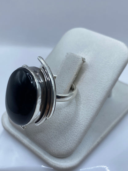 Detalle lateral del anillo ajustable en plata .925 mostrando el engaste de la piedra