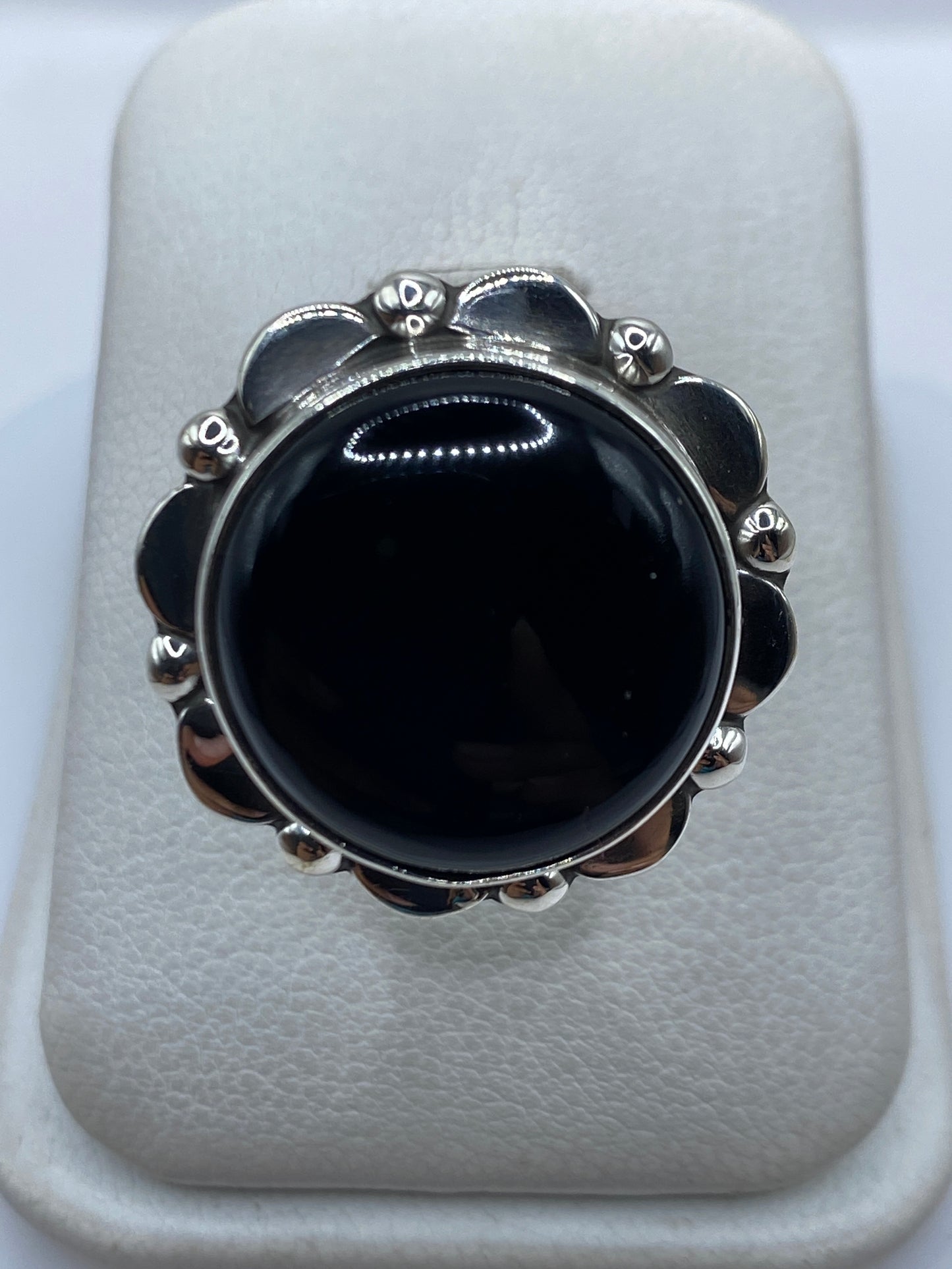Anillo de plata con ónix negro engastado a mano, vista frontal sobre fondo blanco