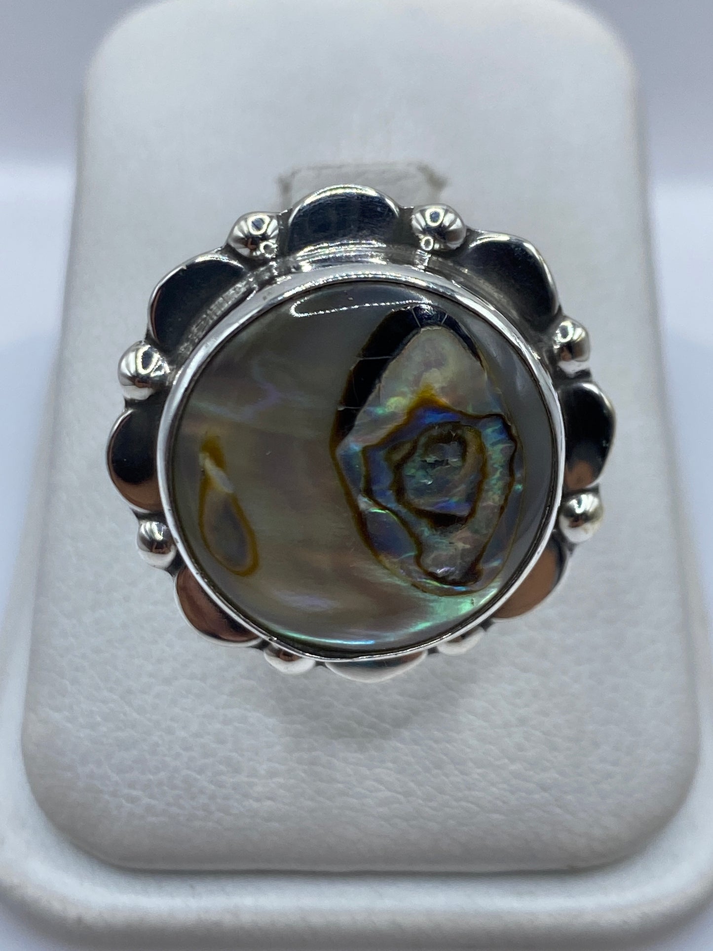 Anillo de plata .925 con piedra engastada, visto de frente en blanco