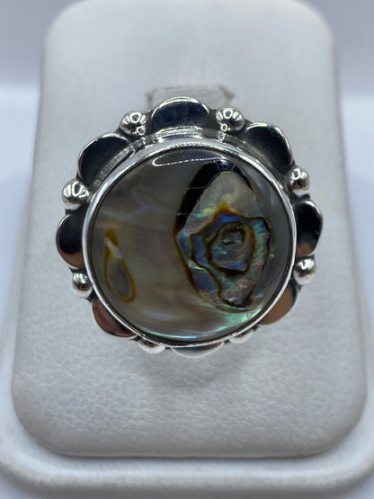 Anillo de plata .925 con piedra engastada, visto de frente en blanco