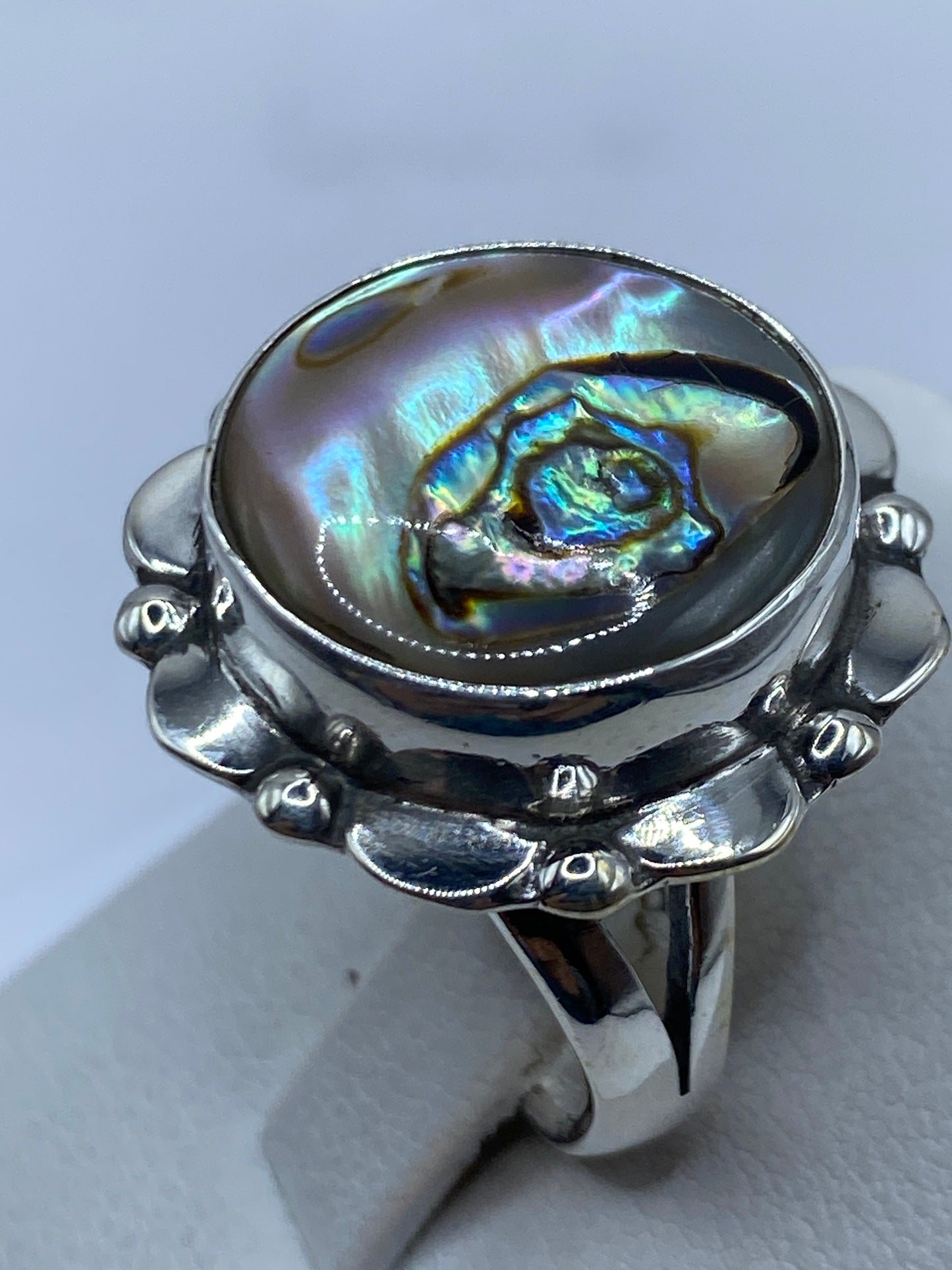 Anillo en mano de mujer, luciendo la piedra y el engaste a mano