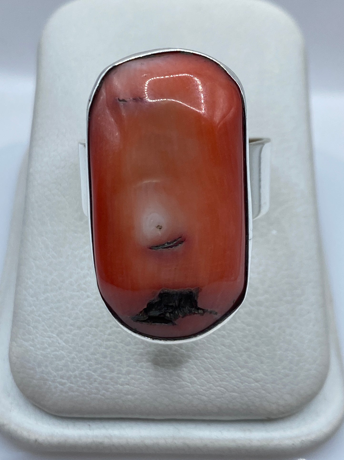 Anillo de plata ajustable con piedra engastada sobre fondo blanco, vista superior