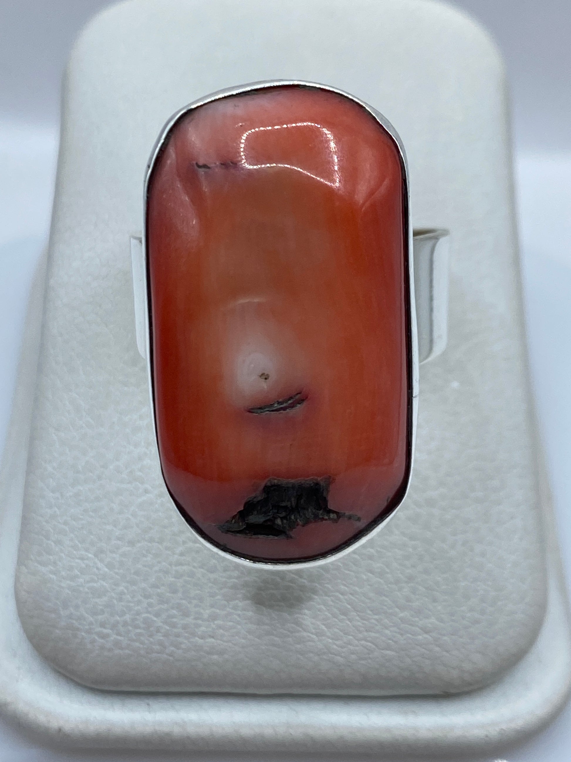 Anillo de plata ajustable con piedra engastada sobre fondo blanco, vista superior