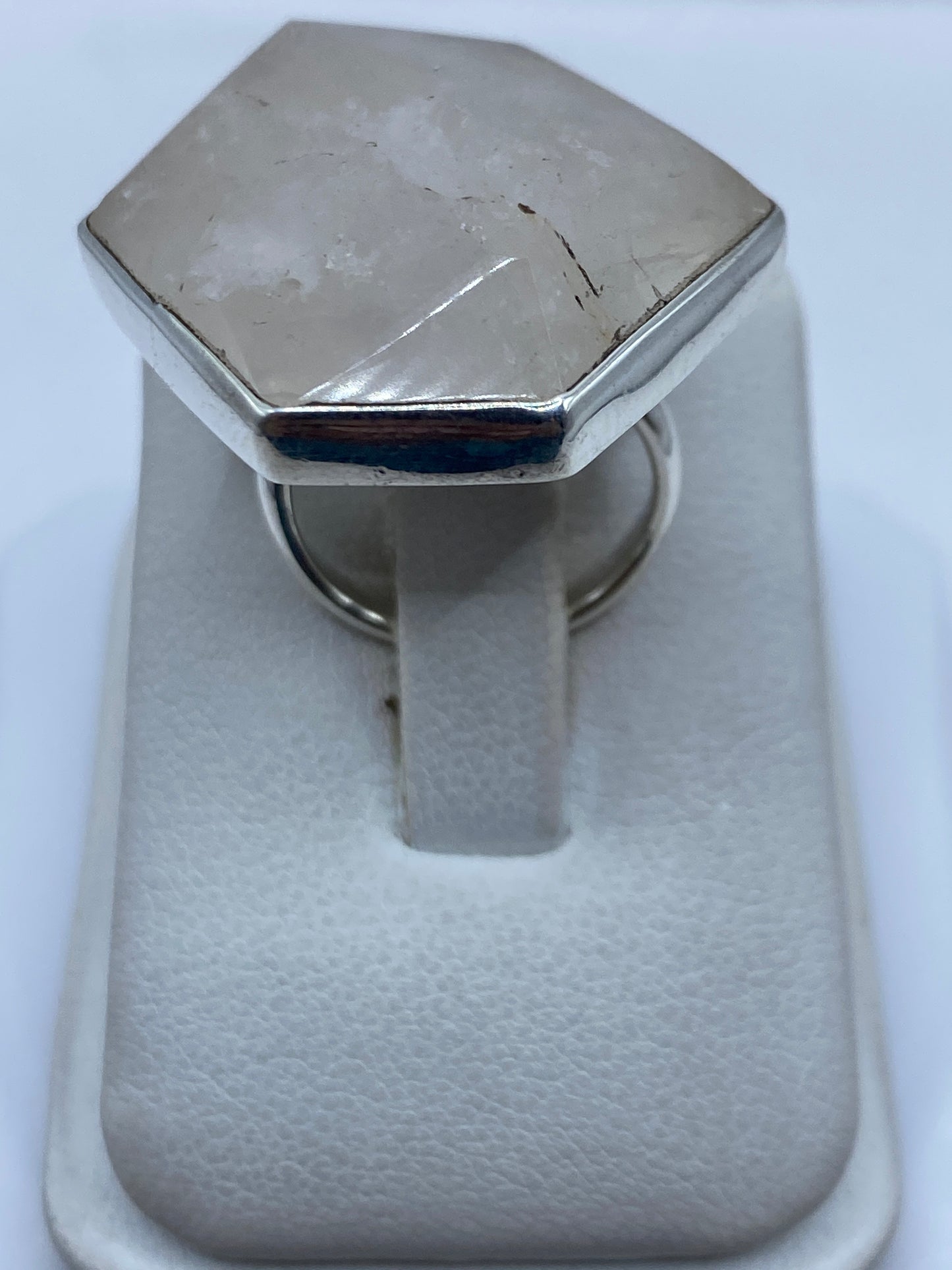 Anillo ajustable de plata con cuarzo hexagonal transparente sobre estuche blanco