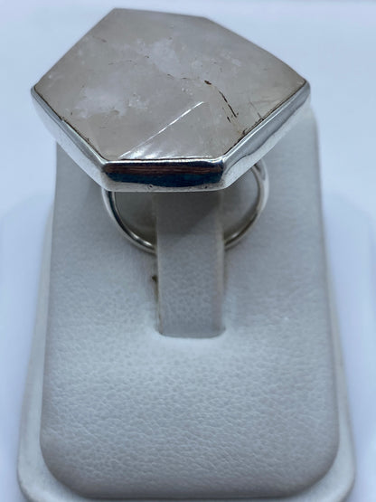 Anillo ajustable de plata con cuarzo hexagonal transparente sobre estuche blanco
