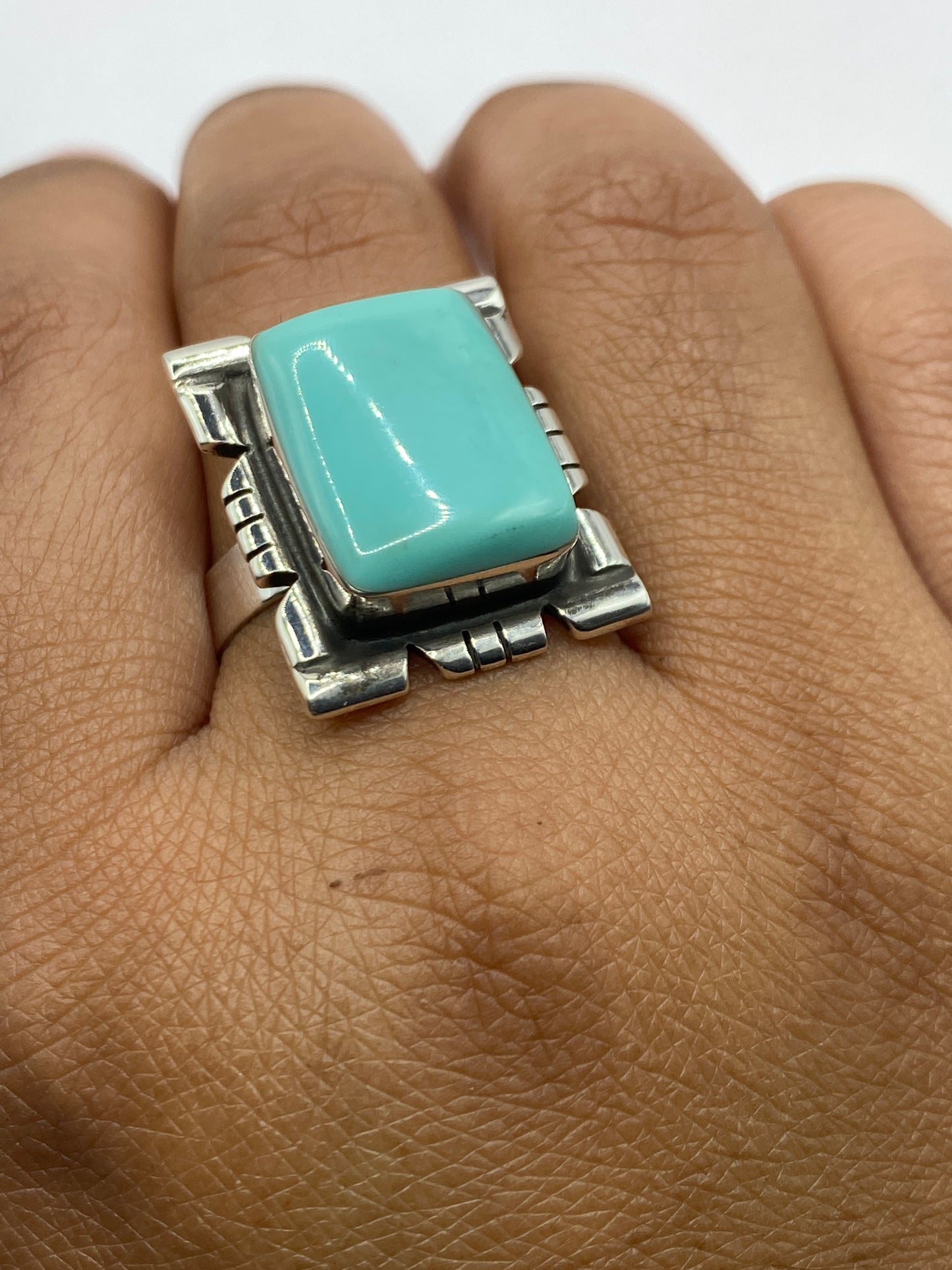 Anillo ajustable puesto en dedo mostrando cómo se adapta sin presión