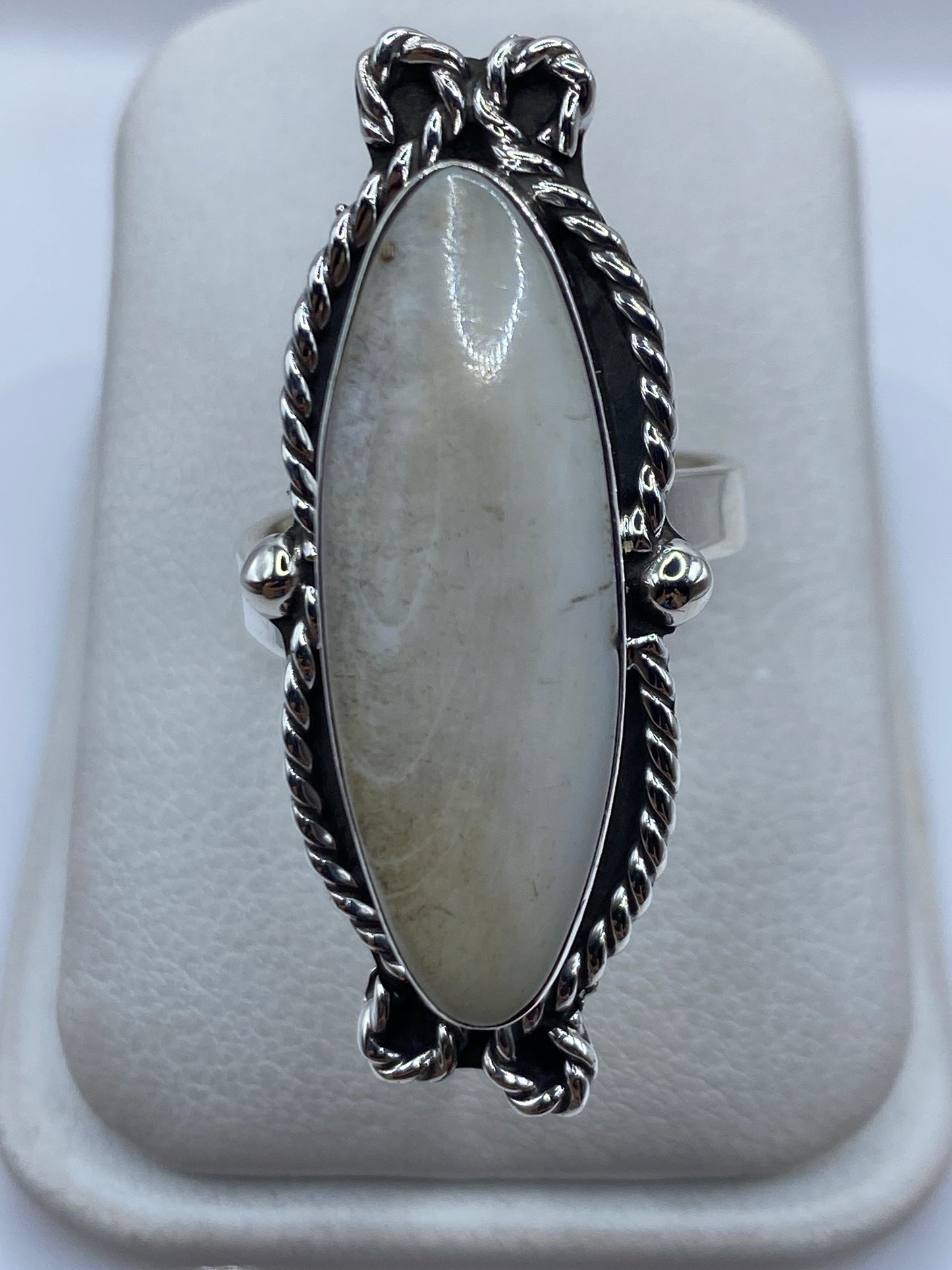 Anillo de plata ajustable con piedra engastada, vista frontal sobre fondo blanco