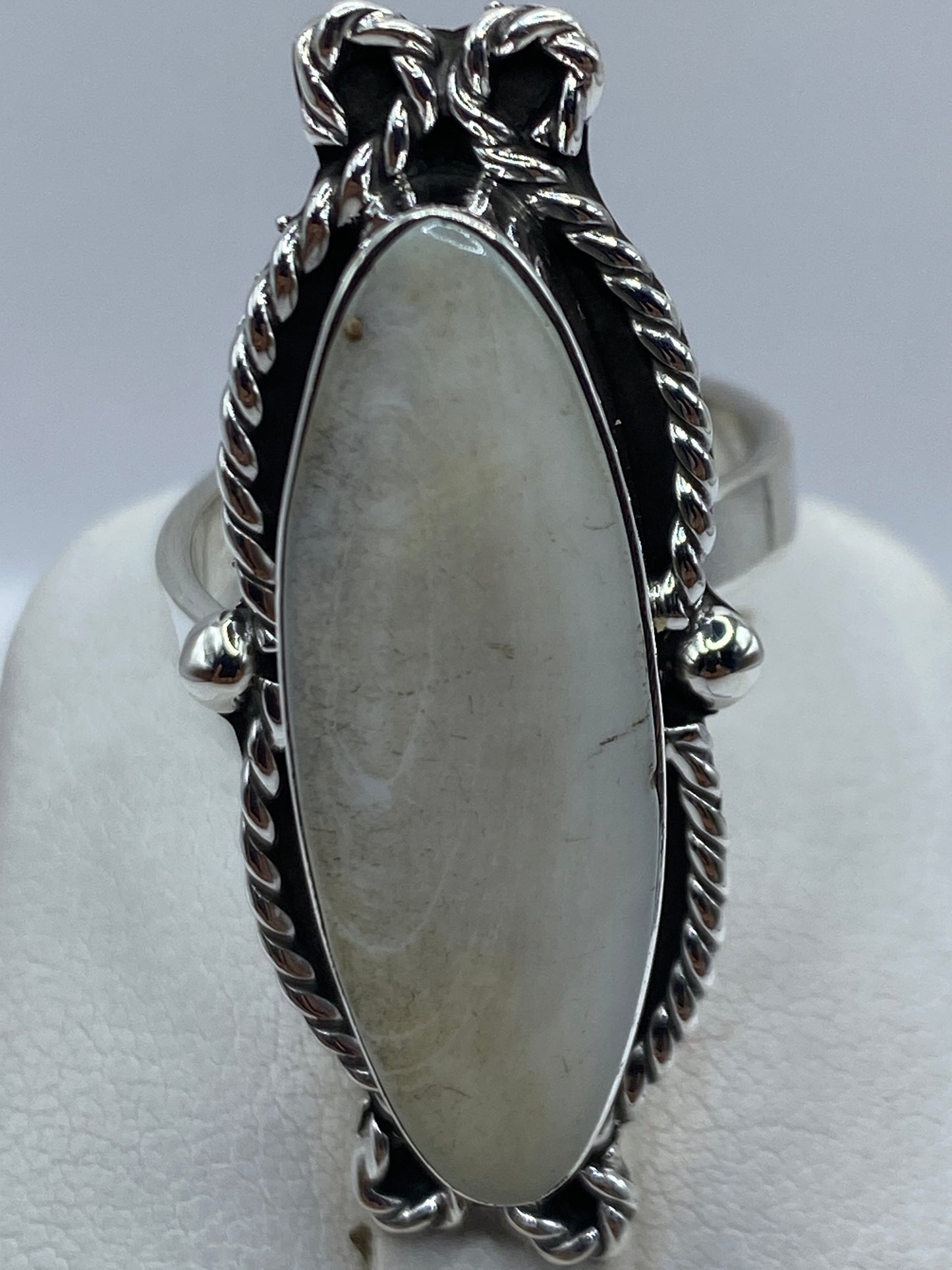 Anillo puesto en dedo, mostrando el ajuste cómodo y el brillo de la plata .925