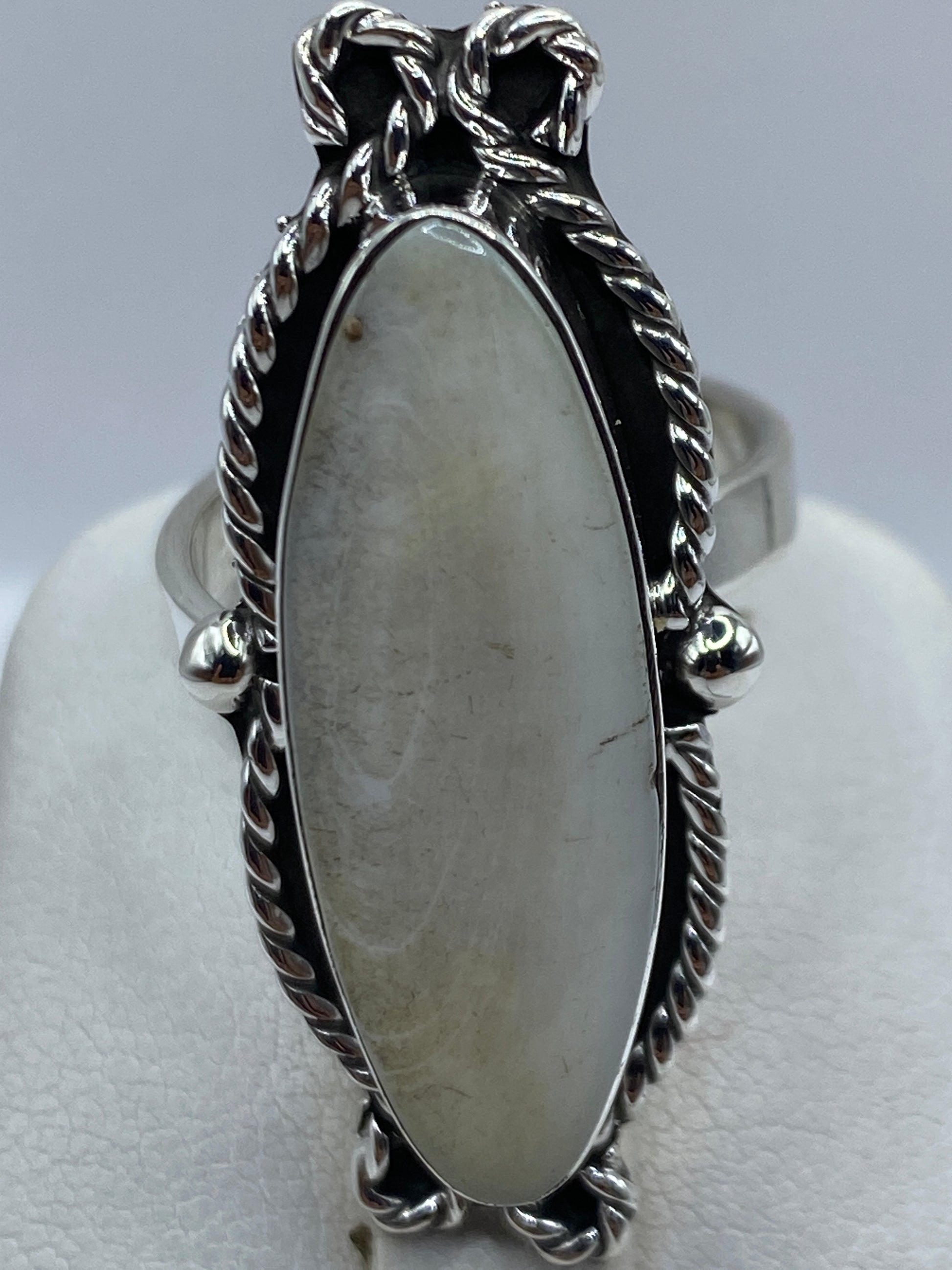 Anillo puesto en dedo, mostrando el ajuste cómodo y el brillo de la plata .925
