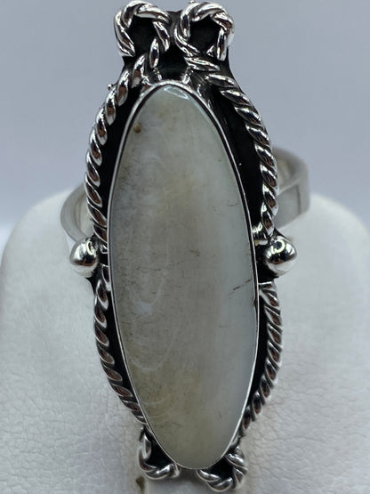 Anillo puesto en dedo, mostrando el ajuste cómodo y el brillo de la plata .925