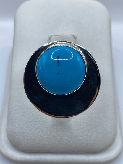 Anillo de plata ajustable con turquesa azul cielo en la mano de una mujer