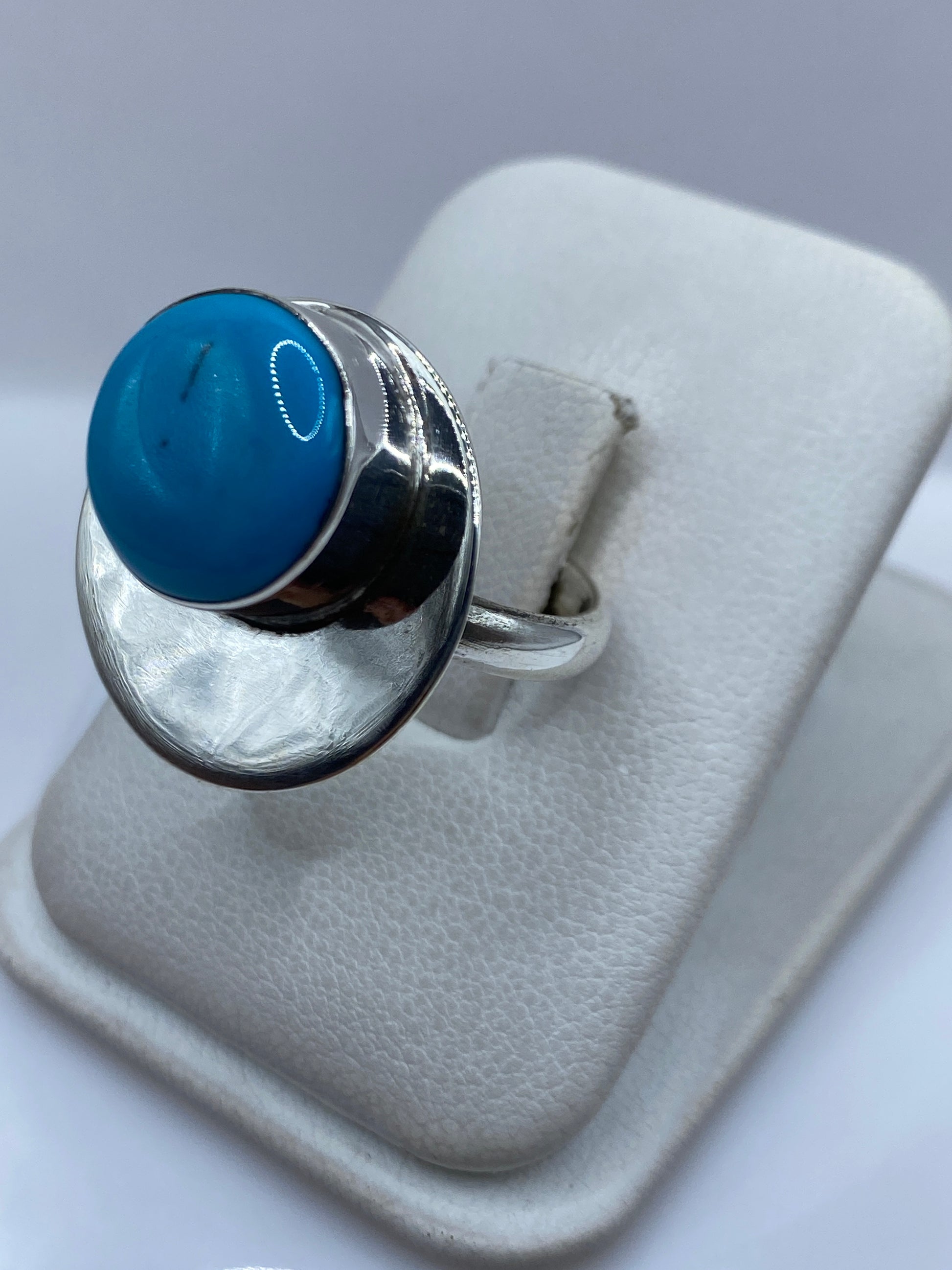 Detalle del engaste a mano de la turquesa en plata .925