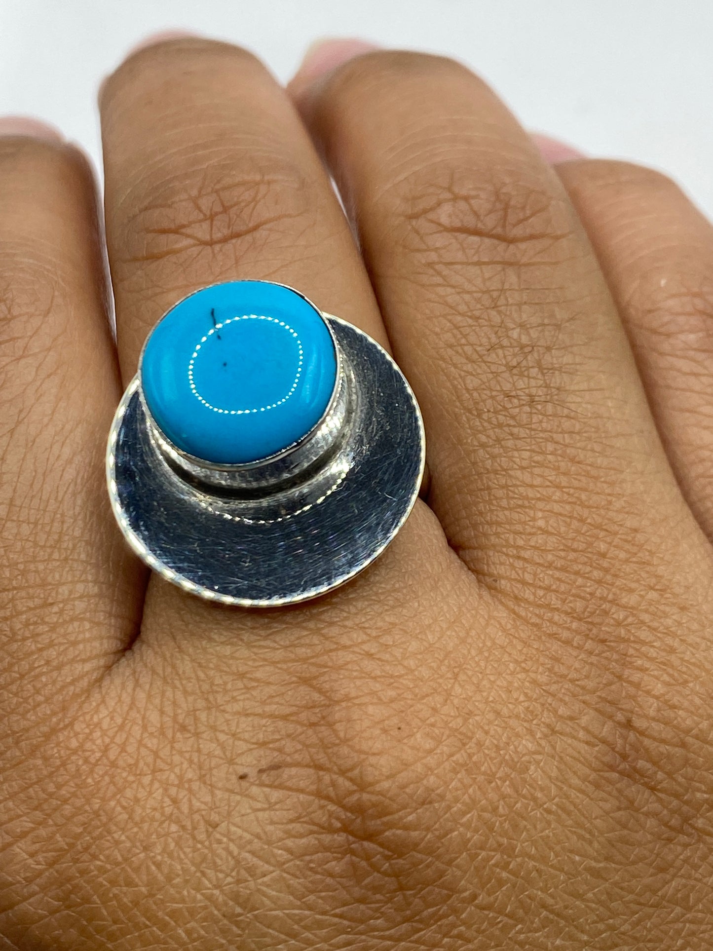Anillo sobre fondo blanco con el Quinto 925 visible en el interior