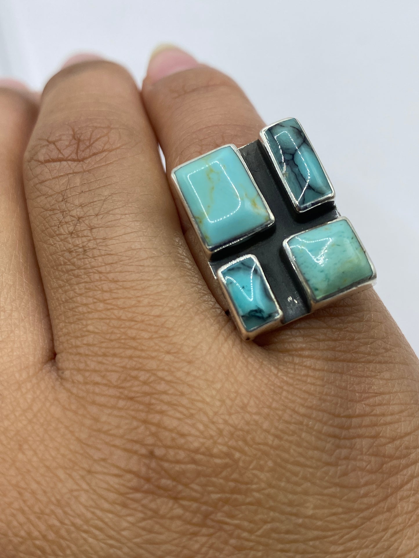 Anillo sobre superficie gris mostrando la banda de talla 6 y el Quinto .925 en el interior