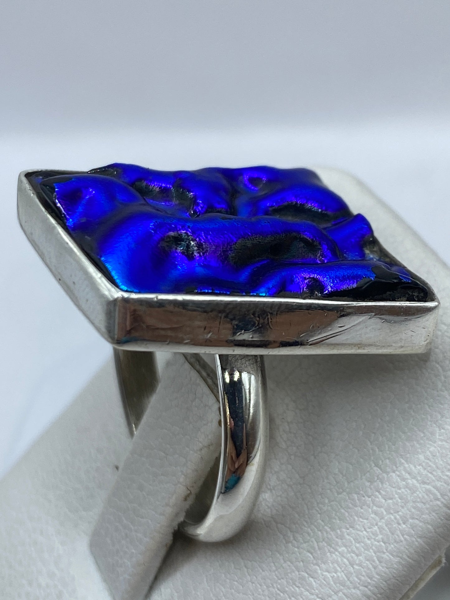 Detalle del engaste a mano de la piedra azul en plata