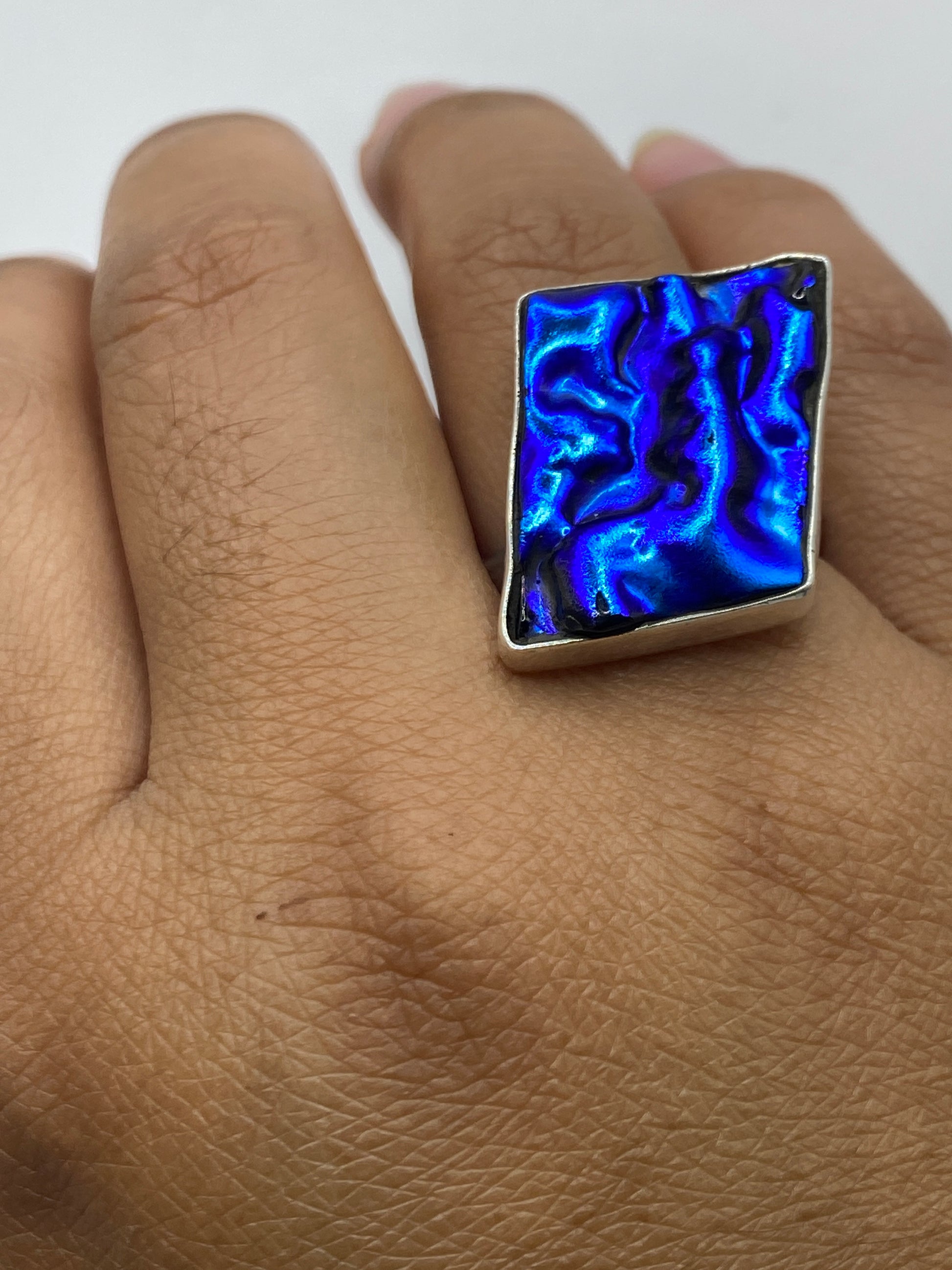 Anillo sobre fondo gris mostrando el Quinto .925 grabado