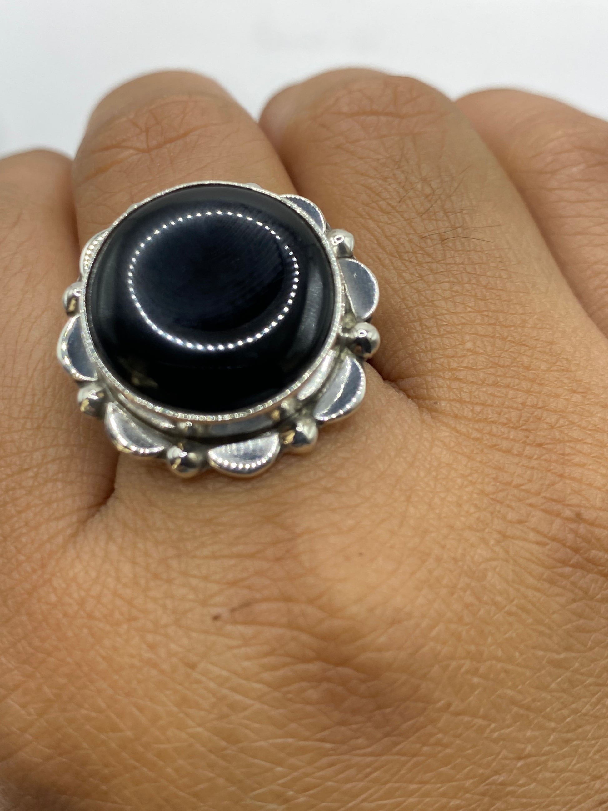 Anillo en la mano mostrando el tamaño y brillo del onix, con el Quinto .925 visible