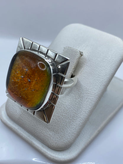 Detalle de la incrustación de piedra a mano con acabado mate y pulido