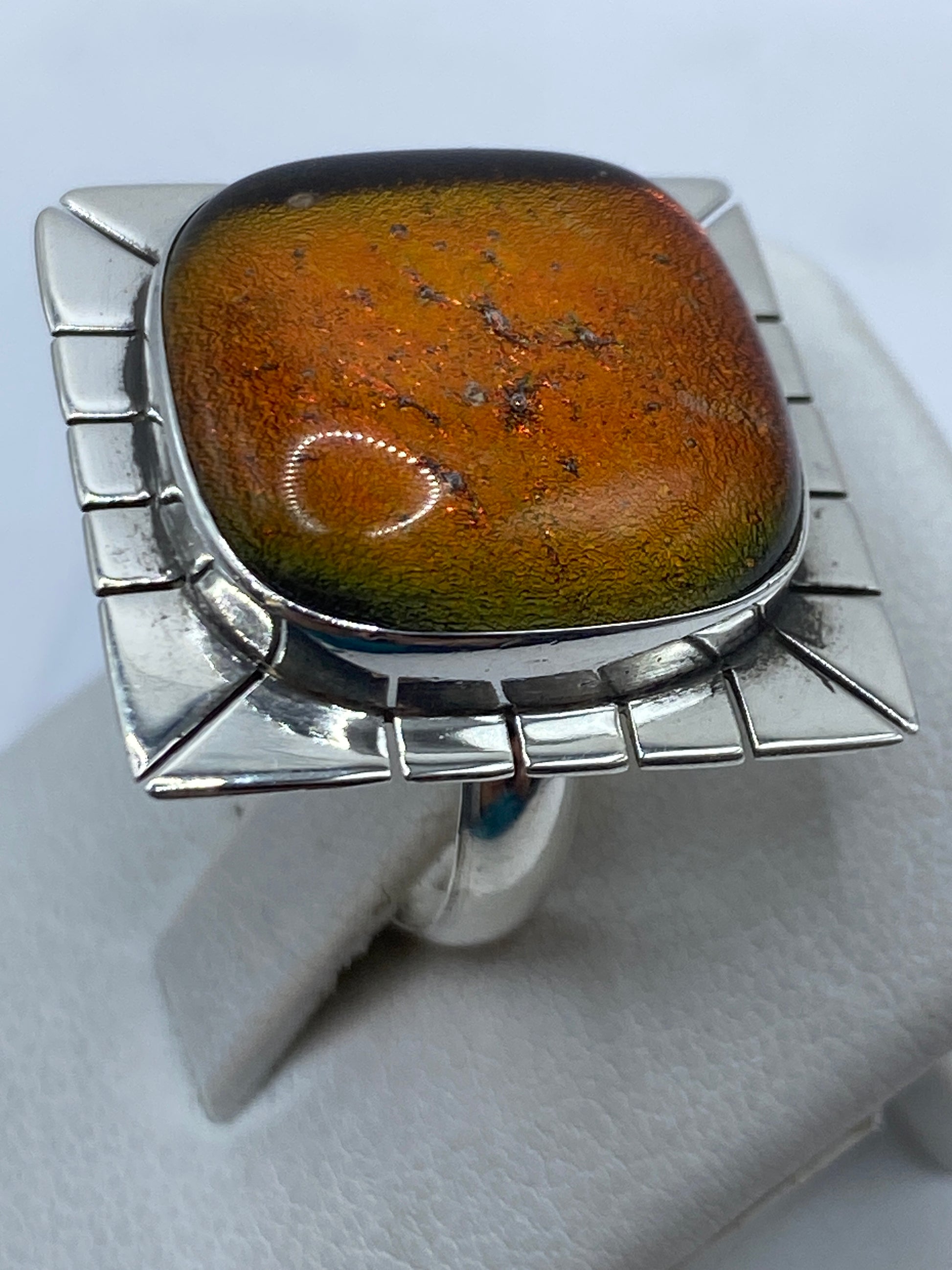 Anillo ajustable en plata .925 mostrando el Quinto en la base