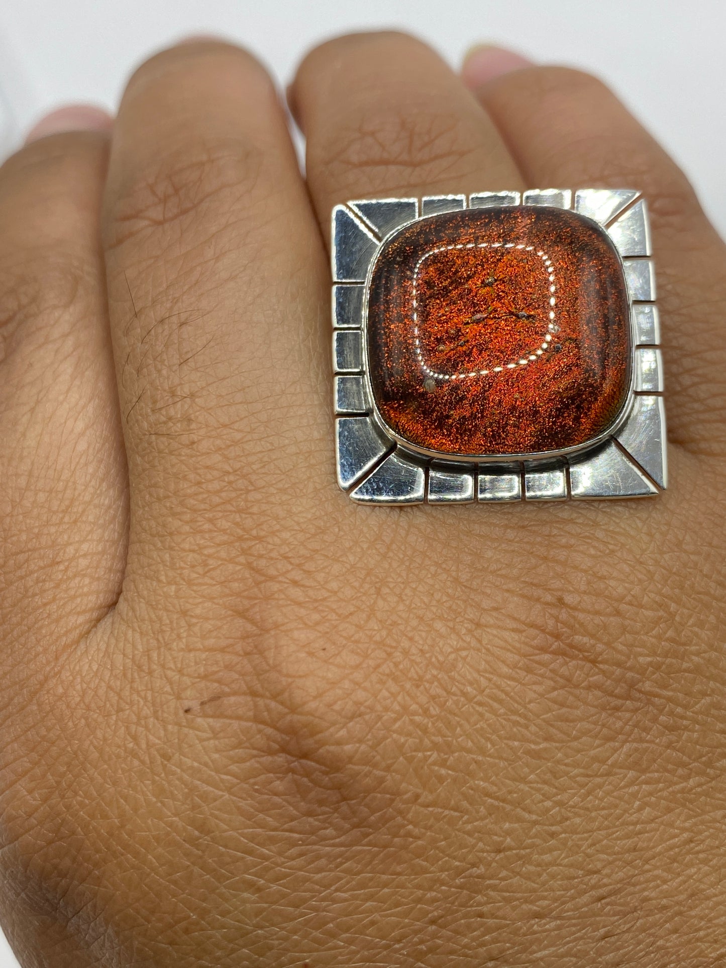 Anillo de diseño cuadrado con marco facetado en plata de Taxco