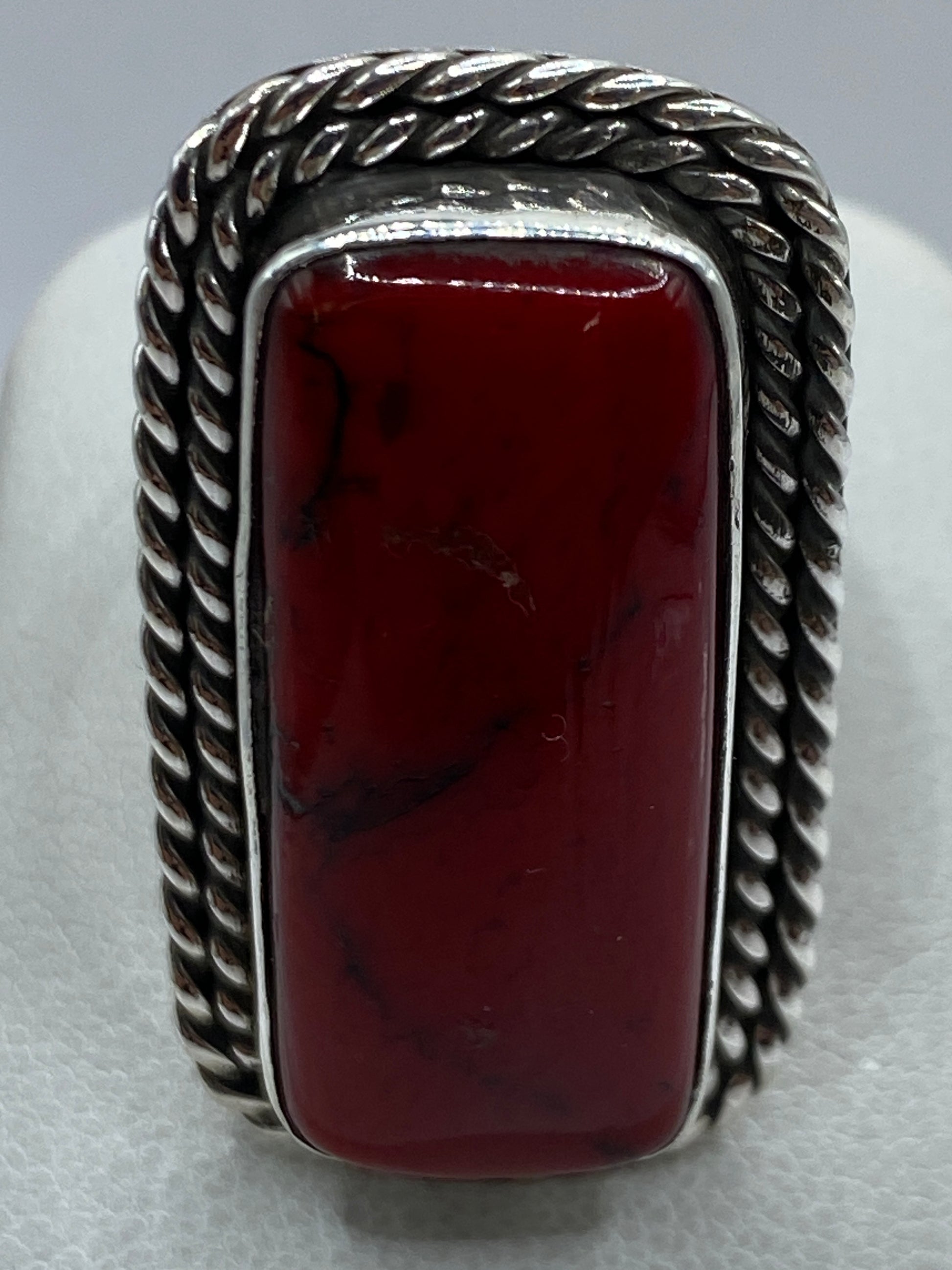Anillo de plata .925 ajustable con coral rojo profundo engastado en filete de filigrana