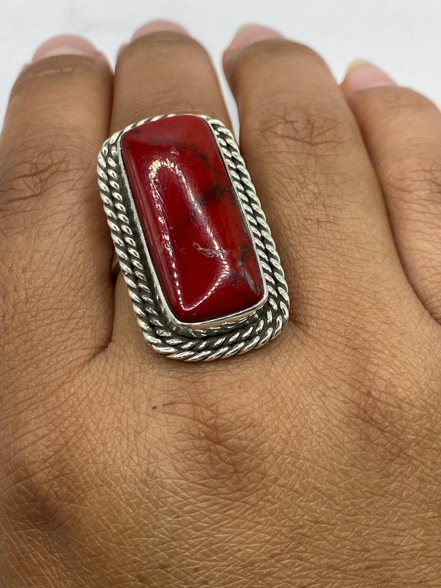 Anillo de coral rojo en la mano — ajustable, cómodo, artesanal de Taxco