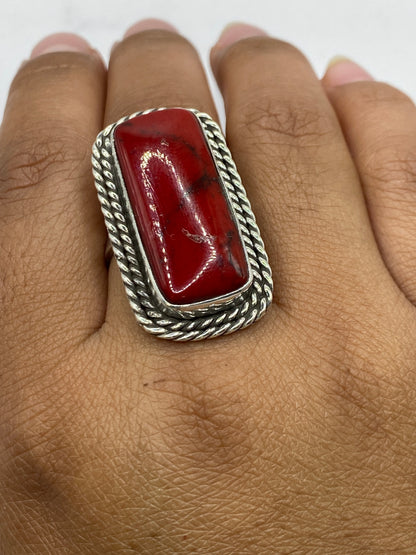 Anillo de coral rojo en la mano — ajustable, cómodo, artesanal de Taxco