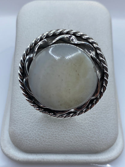 Anillo de plata ajustable con perla blanca en vitrina