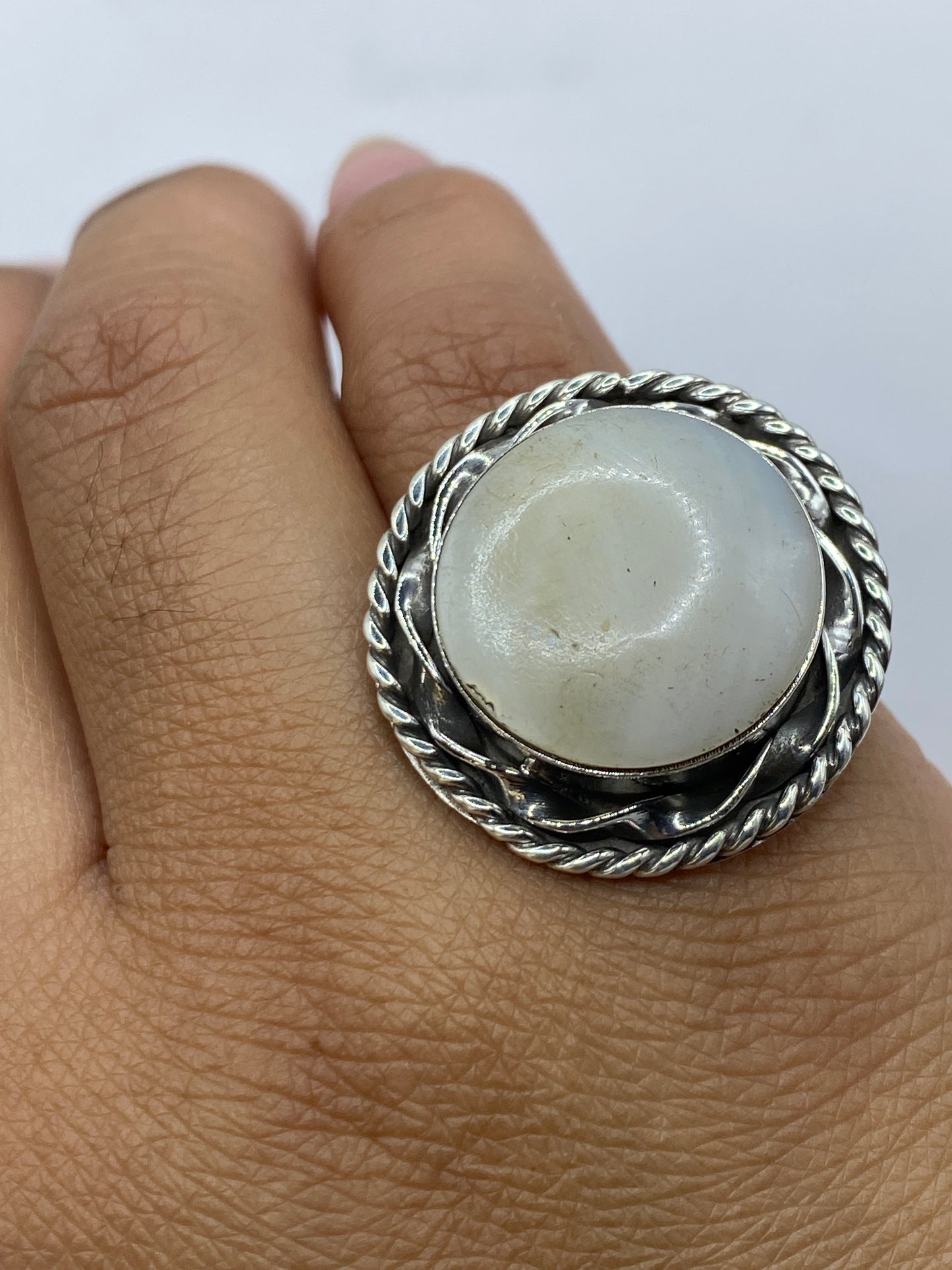 Anillo ajustable en la mano mostrando tamaño y brillo de la perla