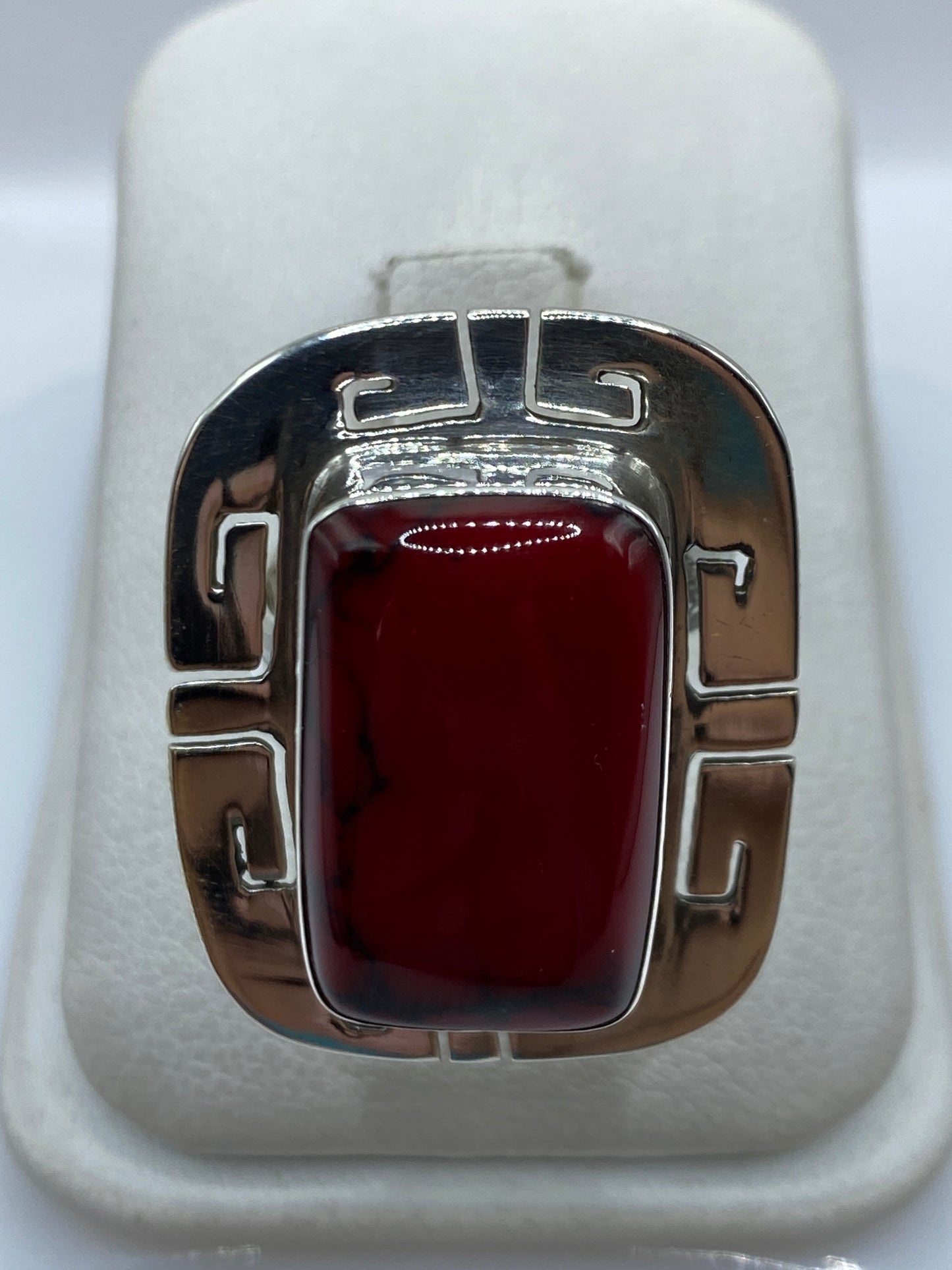 Anillo de plata con coral rojo engastado en diseño geométrico art-déco