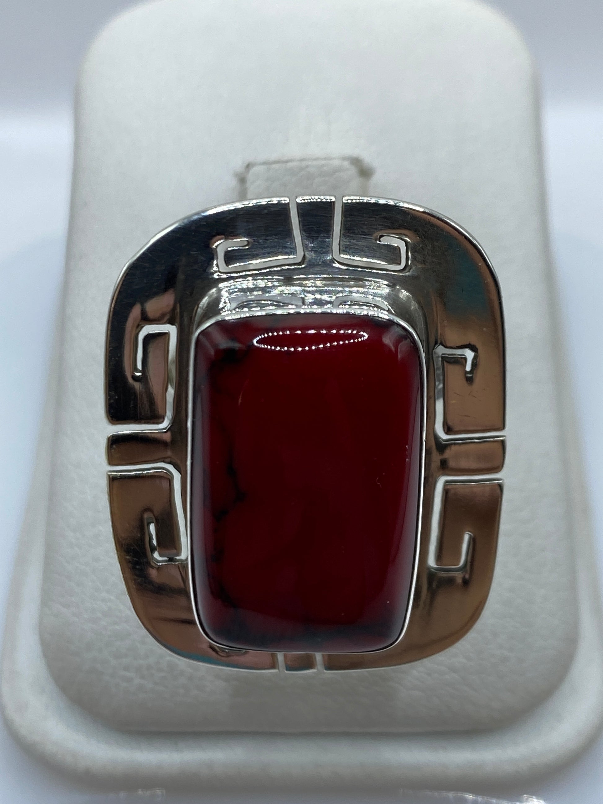 Anillo de plata con coral rojo engastado en diseño geométrico art-déco