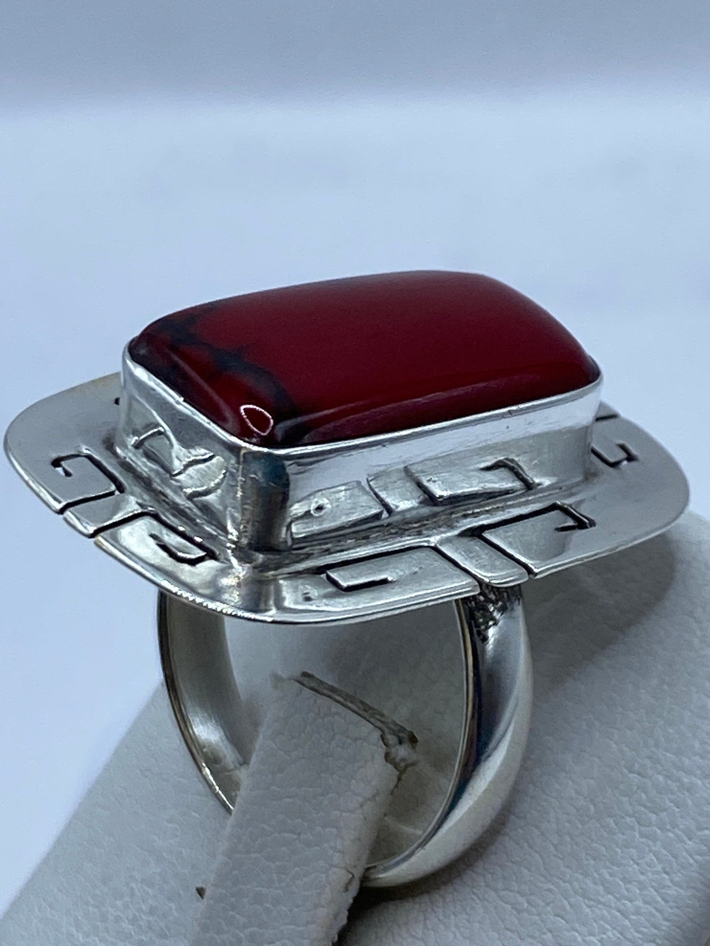 Anillo ajustable en plata sobre dedo, mostrando el Quinto de autenticidad