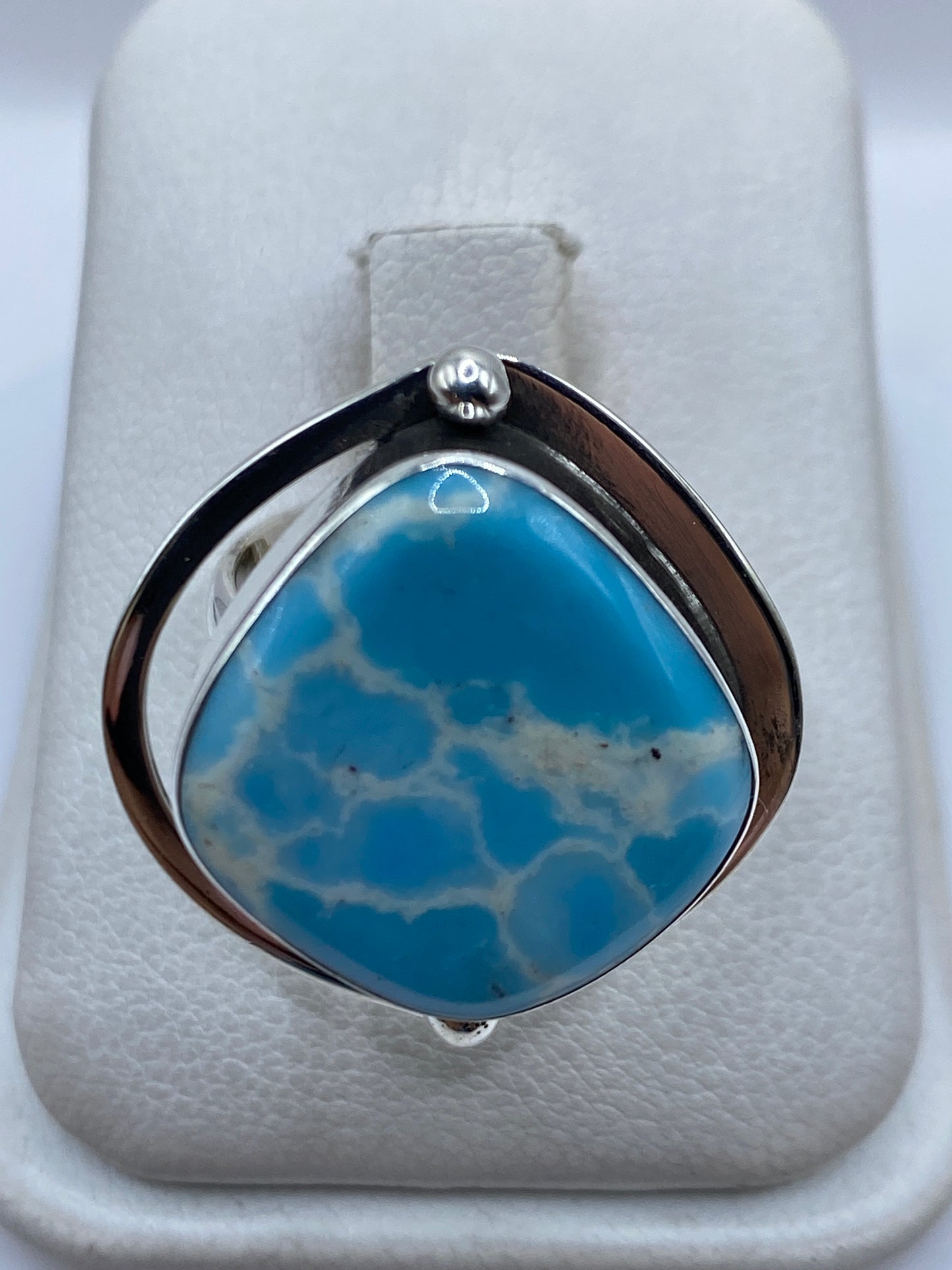 Anillo de plata .925 con piedra azul cielo engastada, vista frontal ajustable