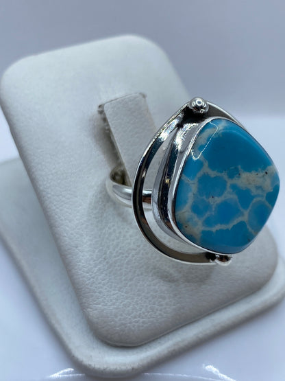 Anillo de plata en diseño ajustable con piedra azul cielo, vista lateral