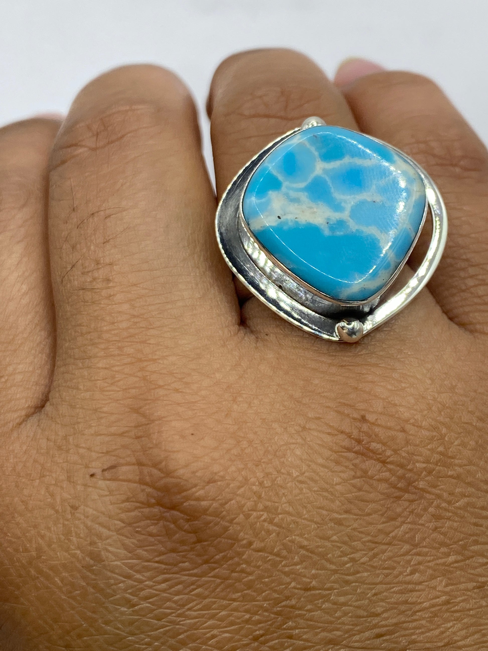 Anillo sobre fondo blanco mostrando el Quinto .925 y la flexibilidad del ajuste
