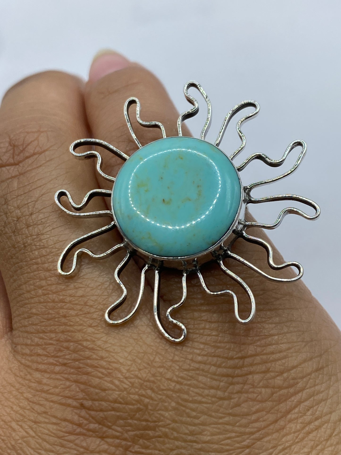 Anillo solar sobre fondo blanco con medición de peso: 8.2 gramos