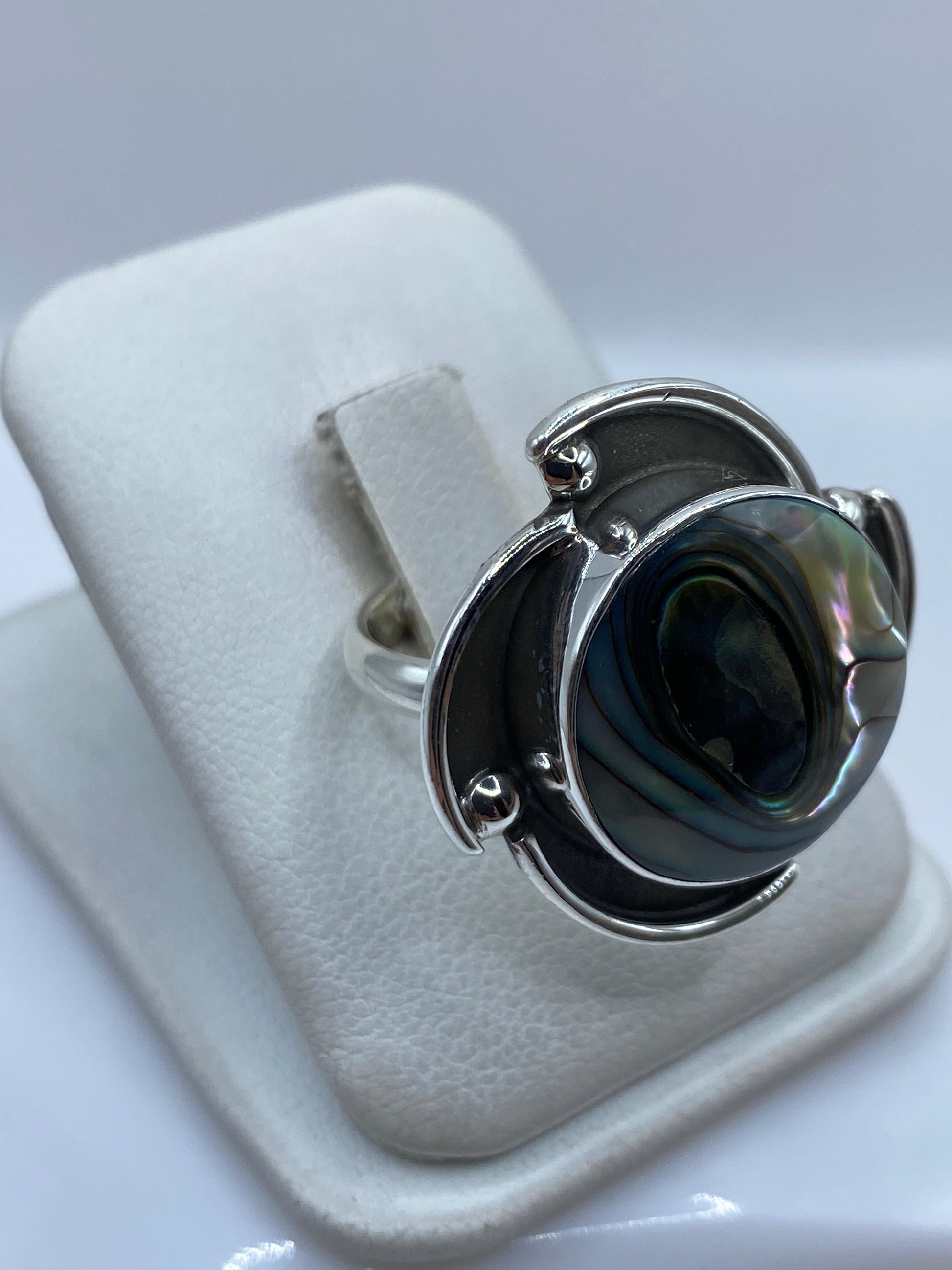 Detalle de la incrustación de piedra y la ornamentación de plata pulida