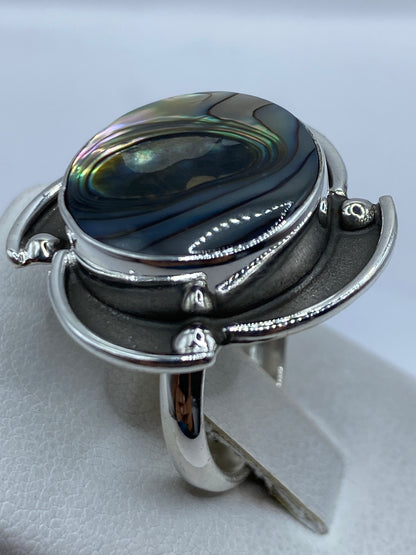 Anillo ajustable en la mano mostrando el volumen tridimensional del diseño