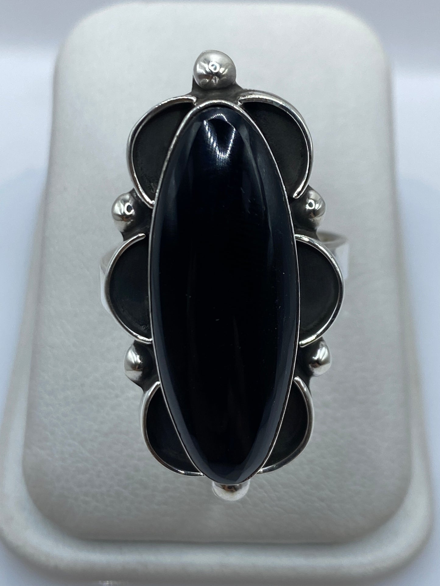 Anillo ajustable de plata .925 con ónix negro engastado, vista frontal sobre fondo blanco