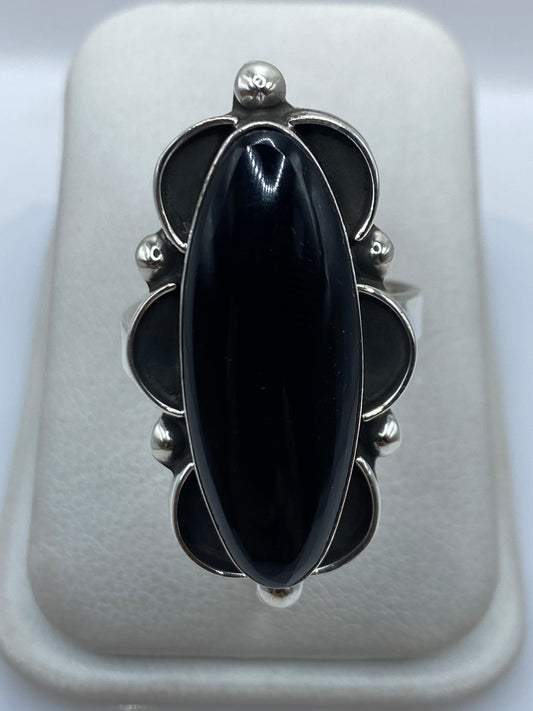 Anillo ajustable de plata .925 con ónix negro engastado, vista frontal sobre fondo blanco