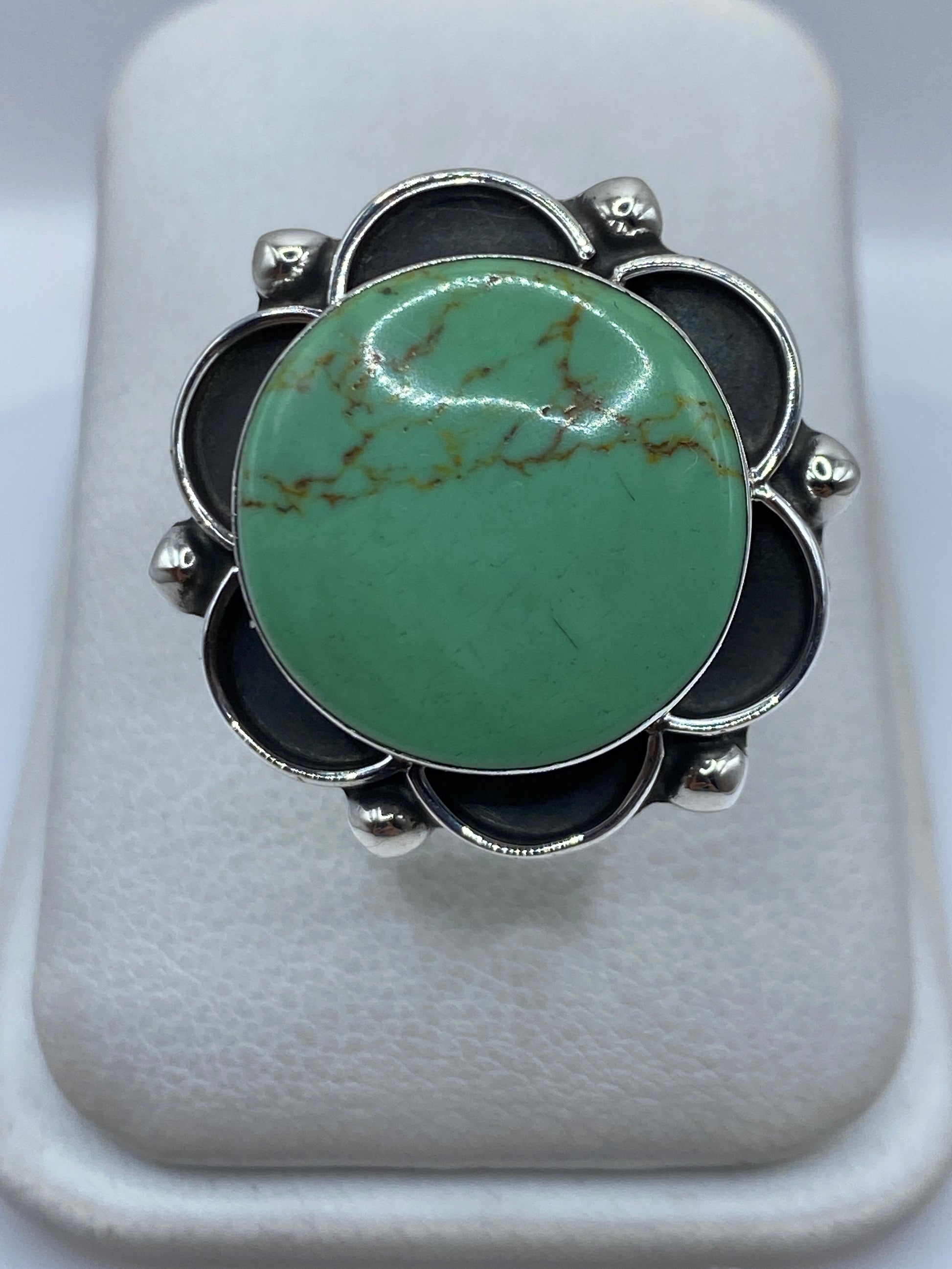 Anillo floral de plata .925 con piedra verde ajustable, vista superior