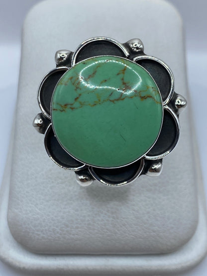 Anillo floral de plata .925 con piedra verde ajustable, vista superior