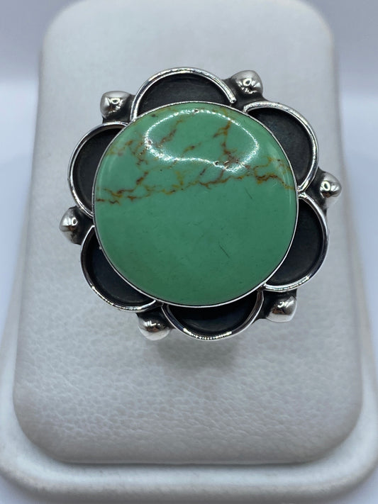 Anillo floral de plata .925 con piedra verde ajustable, vista superior