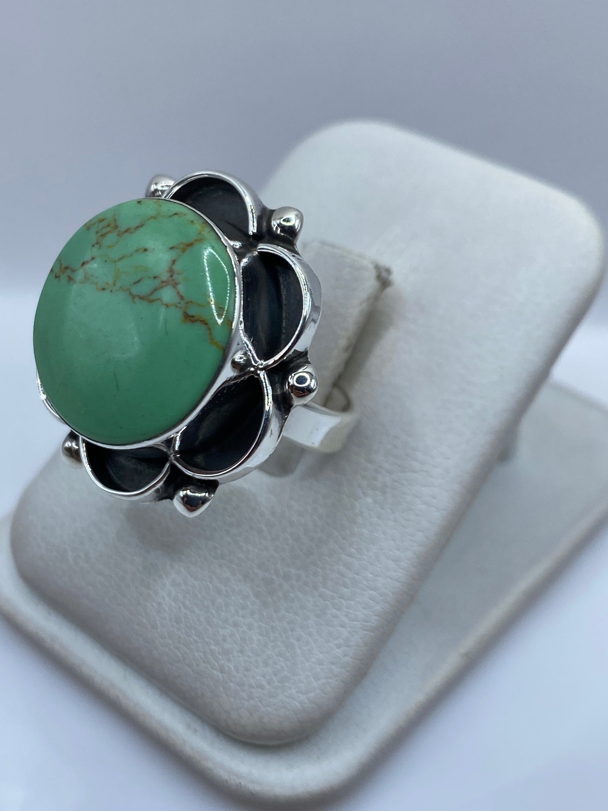 Anillo ajustable con incrustación de piedra verde en diseño de flores