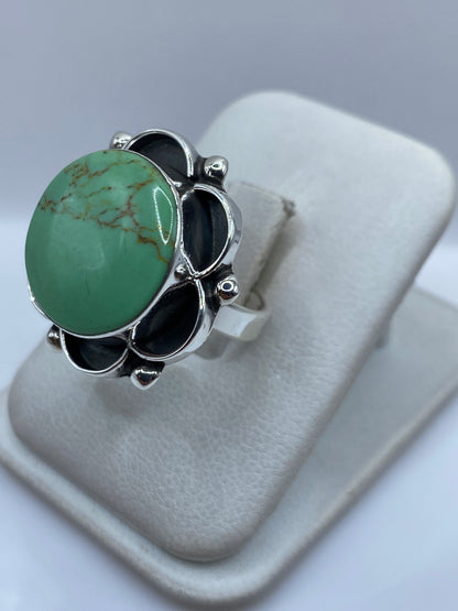 Anillo ajustable con incrustación de piedra verde en diseño de flores