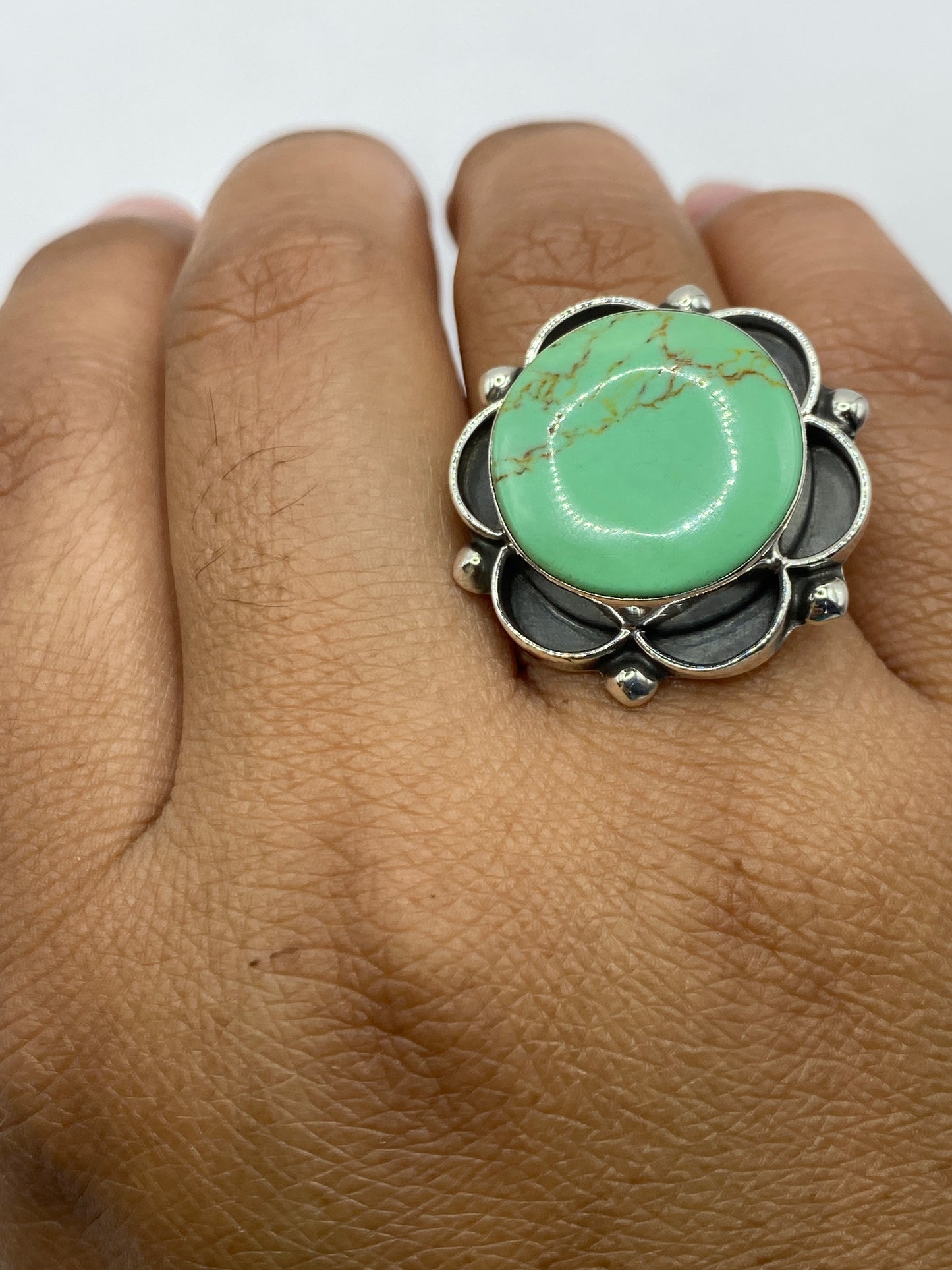 Anillo sobre fondo blanco con grabado del Quinto .925 visible en la banda