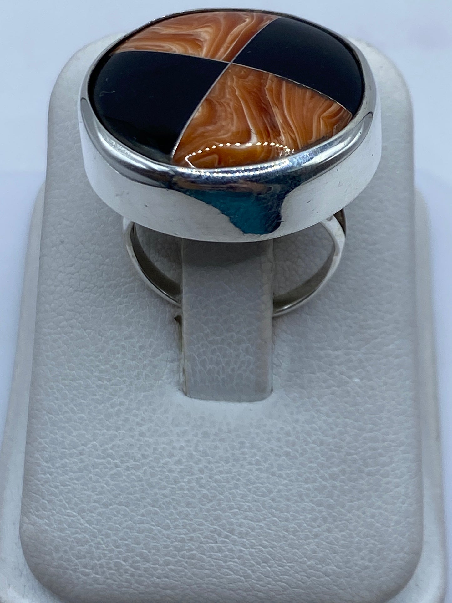 Anillo de plata .950 con incrustación de piedra café en patrón geométrico de cuatro cuadrantes