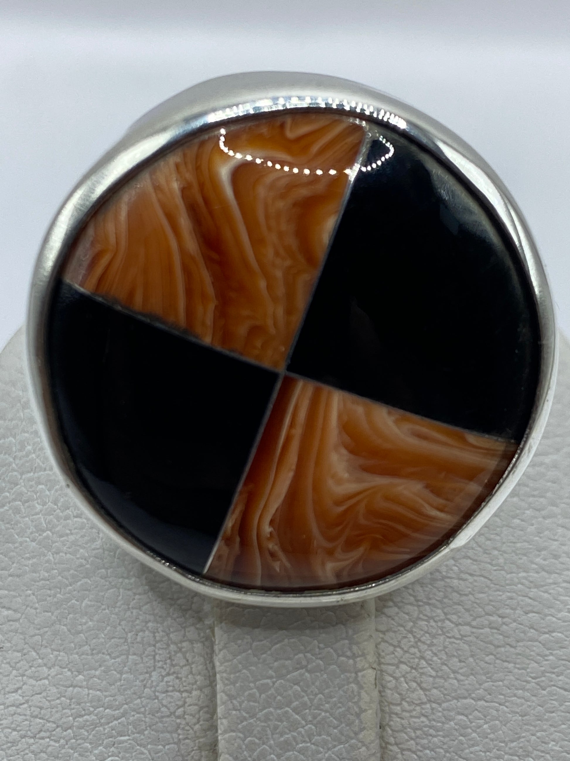 Detalle lateral del anillo con el Quinto .950 grabado, en mano